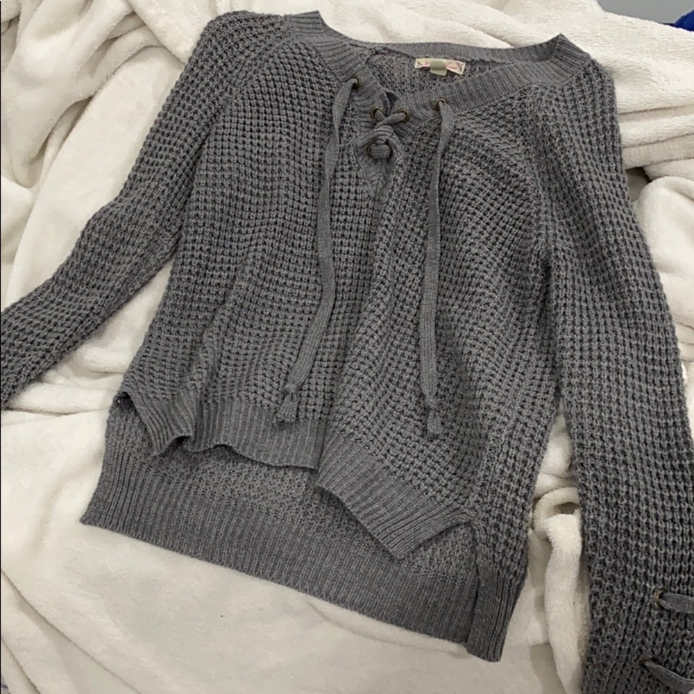 grey knitted sweater